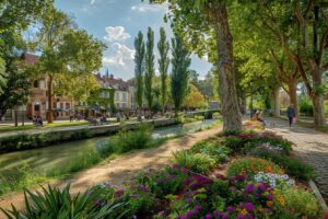 Vue panoramique d'un parc luxuriant à Troyes, illustrant la beauté et la sérénité des espaces verts disponibles en ville pour une vie paisible et connectée à la nature.
